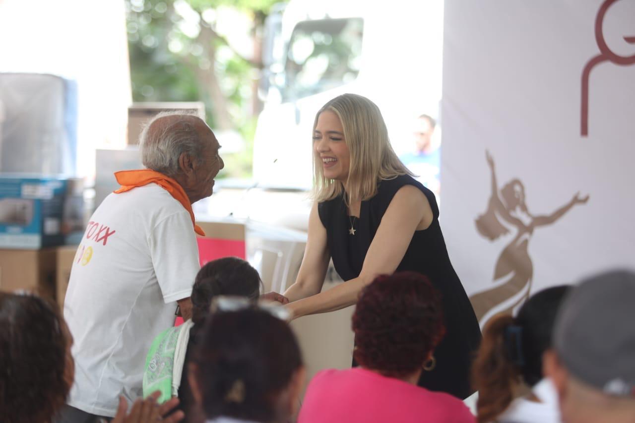 Alcaldesa de Mazatlán entrega apoyos sociales a sectores vulnerables