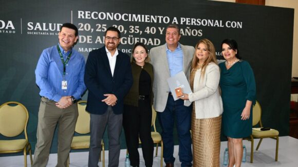 “Han entregado su vida a una causa noble”; reconoce Gobierno de Sinaloa a trabajadores de Salud por antigüedad laboral