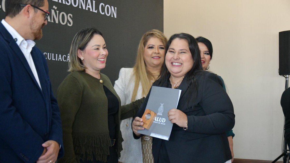 reconoce gobierno de sinaloa a trabajadores de salud mujer