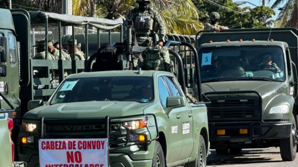 Desfile verde olivo y reconocimientos: Trevilla Trejo visita y saluda a tropas en Mazatlán, Sinaloa