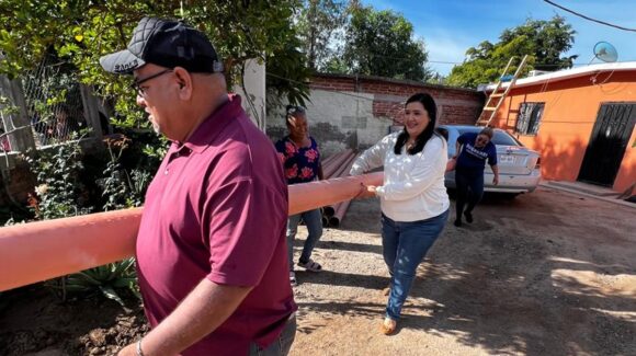 Regidora Mónica López Hernández contribuye a solucionar problema de aguas negras en Corerepe, Guasave, Sinaloa