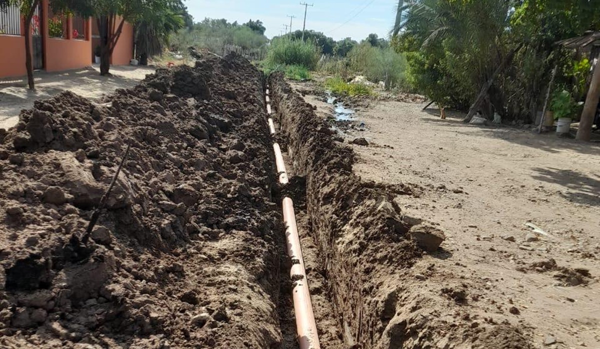 Regidora dona tubería para reparar drenaje en Corerepe, Guasave