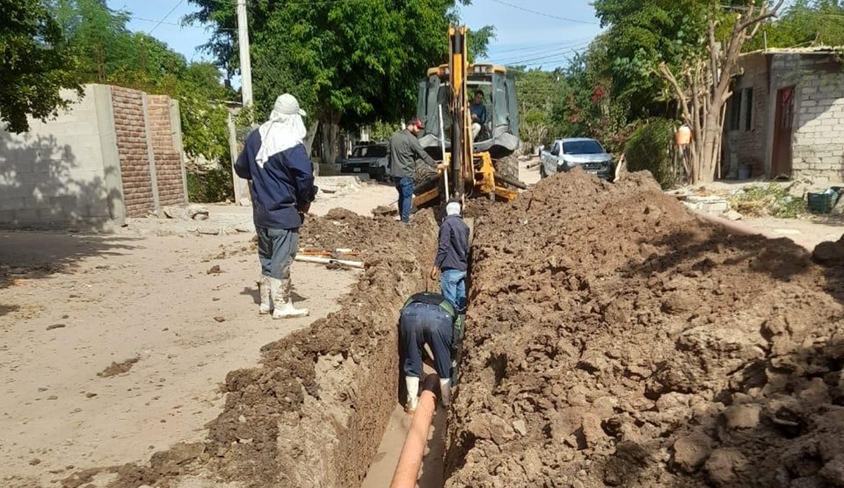 Regidora dona tubería para reparar drenaje en Corerepe, Guasave