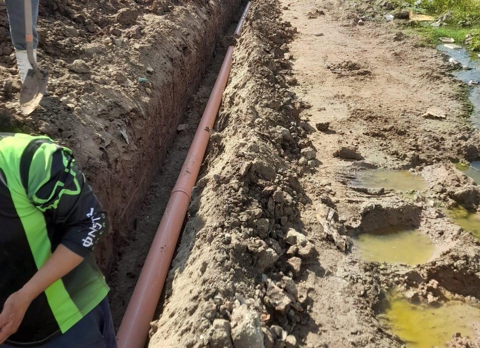 Regidora dona tubería para reparar drenaje en Corerepe, Guasave