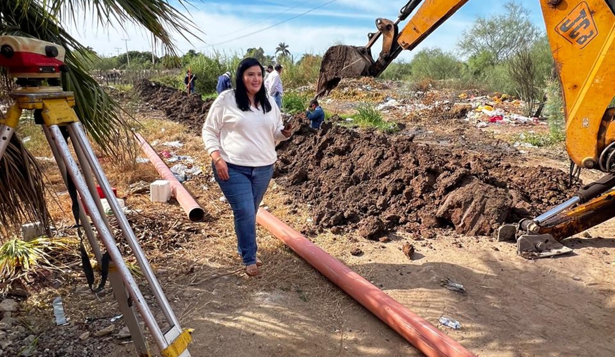 Regidora dona tubería para reparar drenaje en Corerepe, Guasave