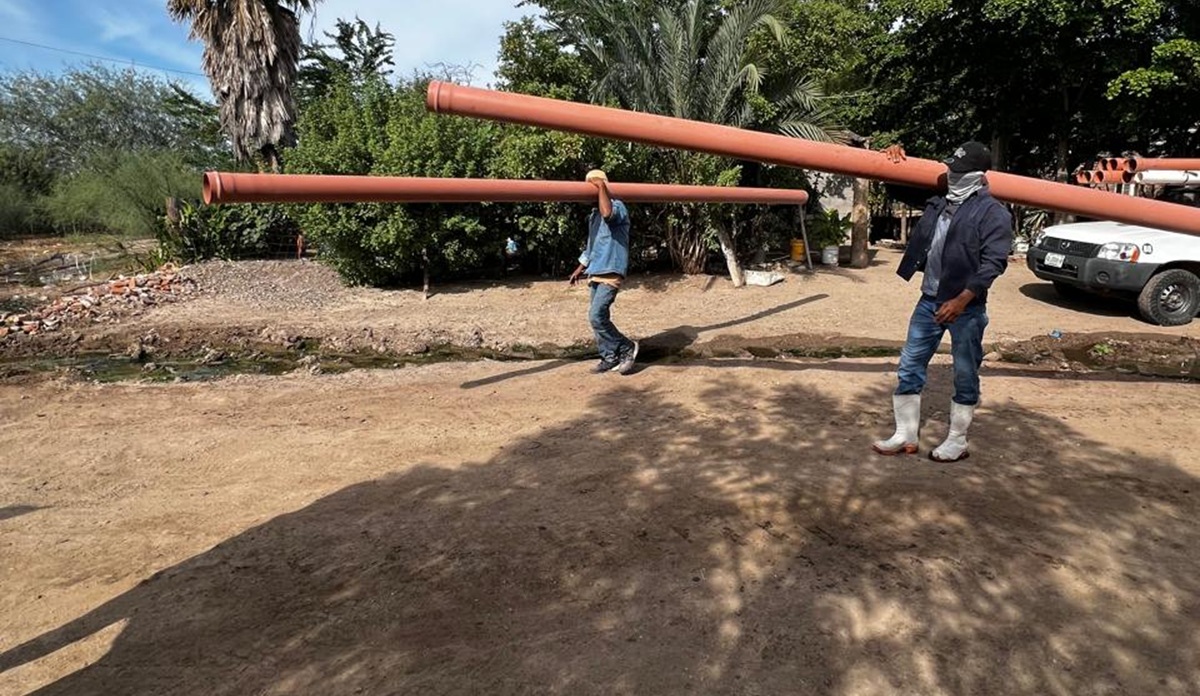 Regidora dona tubería para reparar drenaje en Corerepe, Guasave