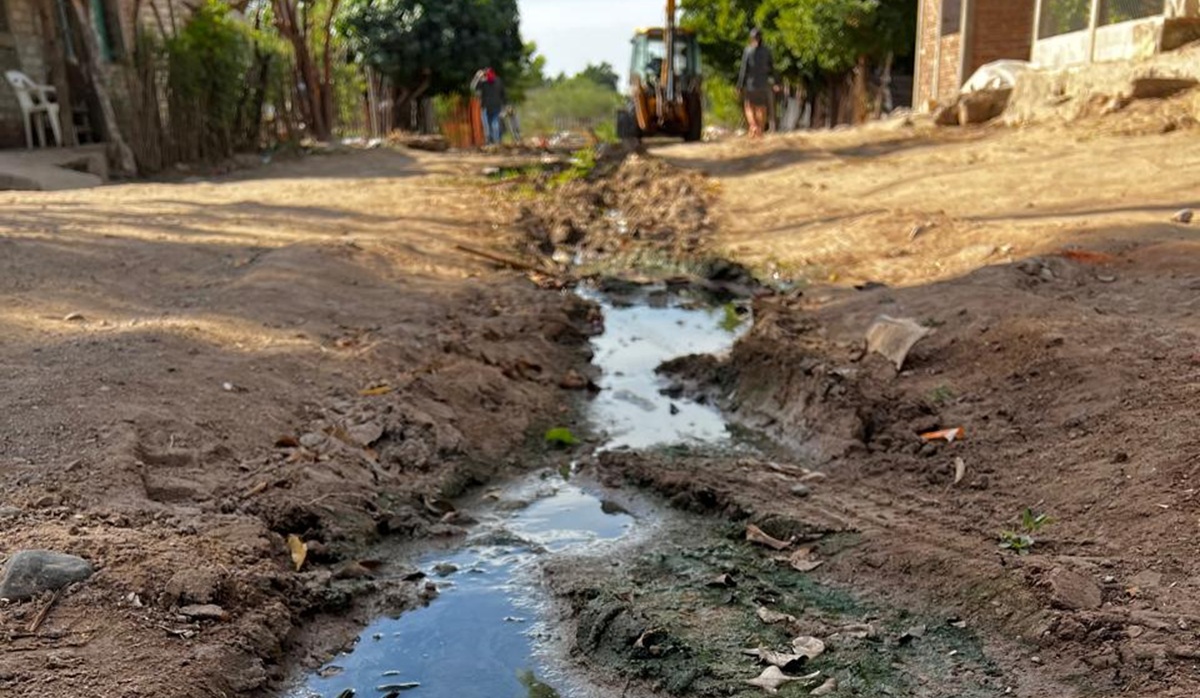 Regidora dona tubería para reparar drenaje en Corerepe, Guasave