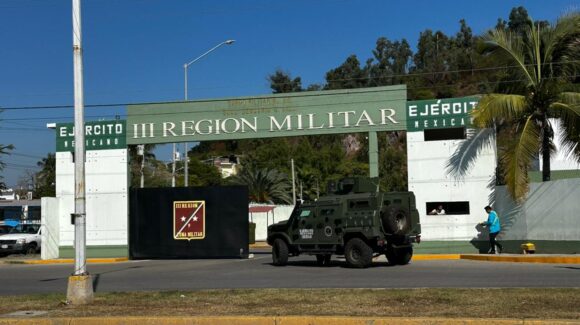 Cierran accesos de la Tercera Región Militar de Mazatlán por visita privada del titular de la Defensa, el General Ricardo Trevilla