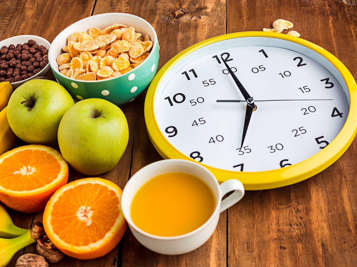 Crononutrición. Reloj junto a alimentos