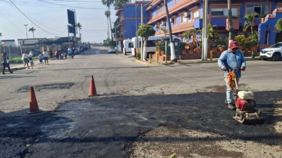 Intensifican bacheo en vialidades clave de Mazatlán, Sinaloa por medio de Obras Públicas