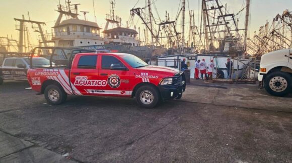 Rescatan a hombre en apuros del mar en zona de astilleros de Mazatlán, Sinaloa