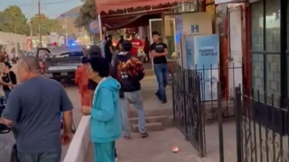 Riña entre “macheteros” interrumpe desfile navideño en San Miguel Zapotitlán, Ahome, Sinaloa