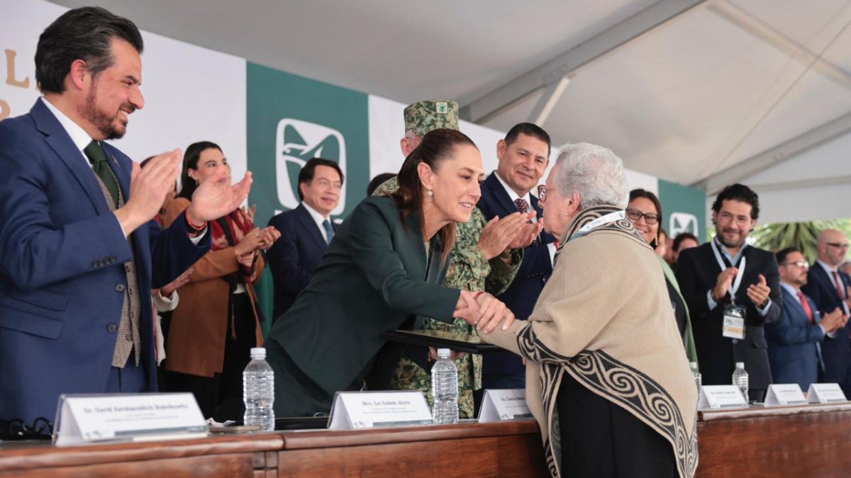 rocha acompaña a sheinbaum en la asamblea del imss en puebla