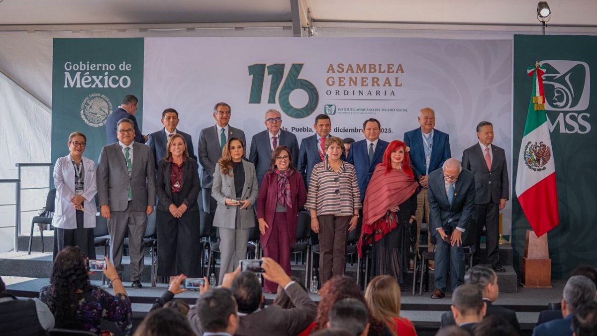 rocha acompaña a sheinbaum en la asamblea del imss puebla