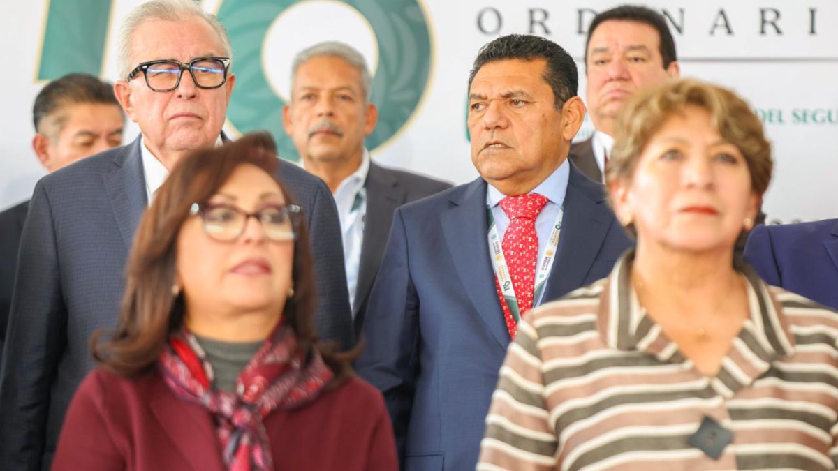 rocha moya acompaña a sheinbaum en la asamblea del imss en puebla