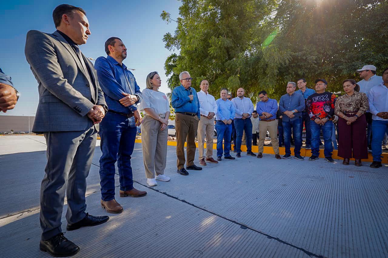Rubén Rocha Moya en la inauguración de la pavimentación del bulevar Zacarías Ochoa