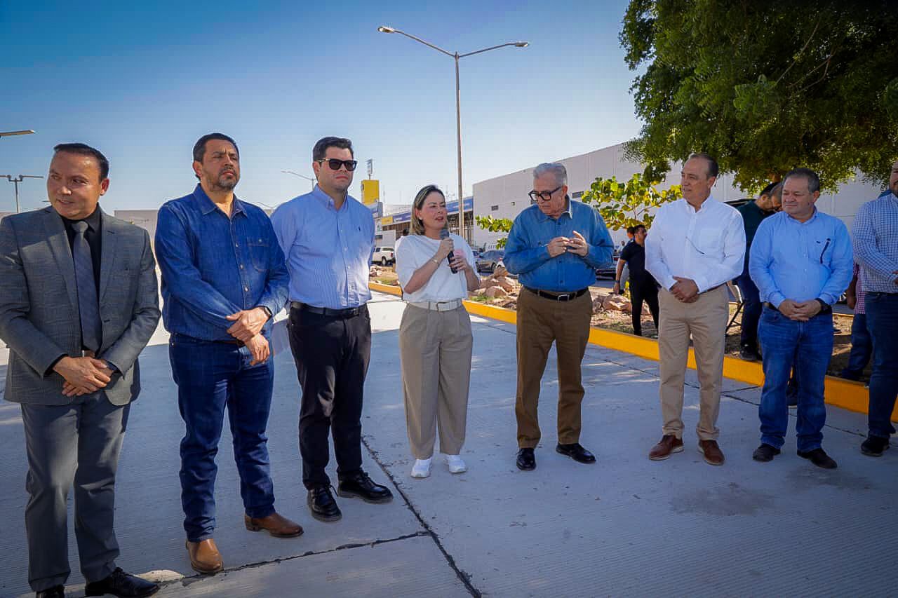 Rubén Rocha Moya en la inauguración de la pavimentación del bulevar Zacarías Ochoa