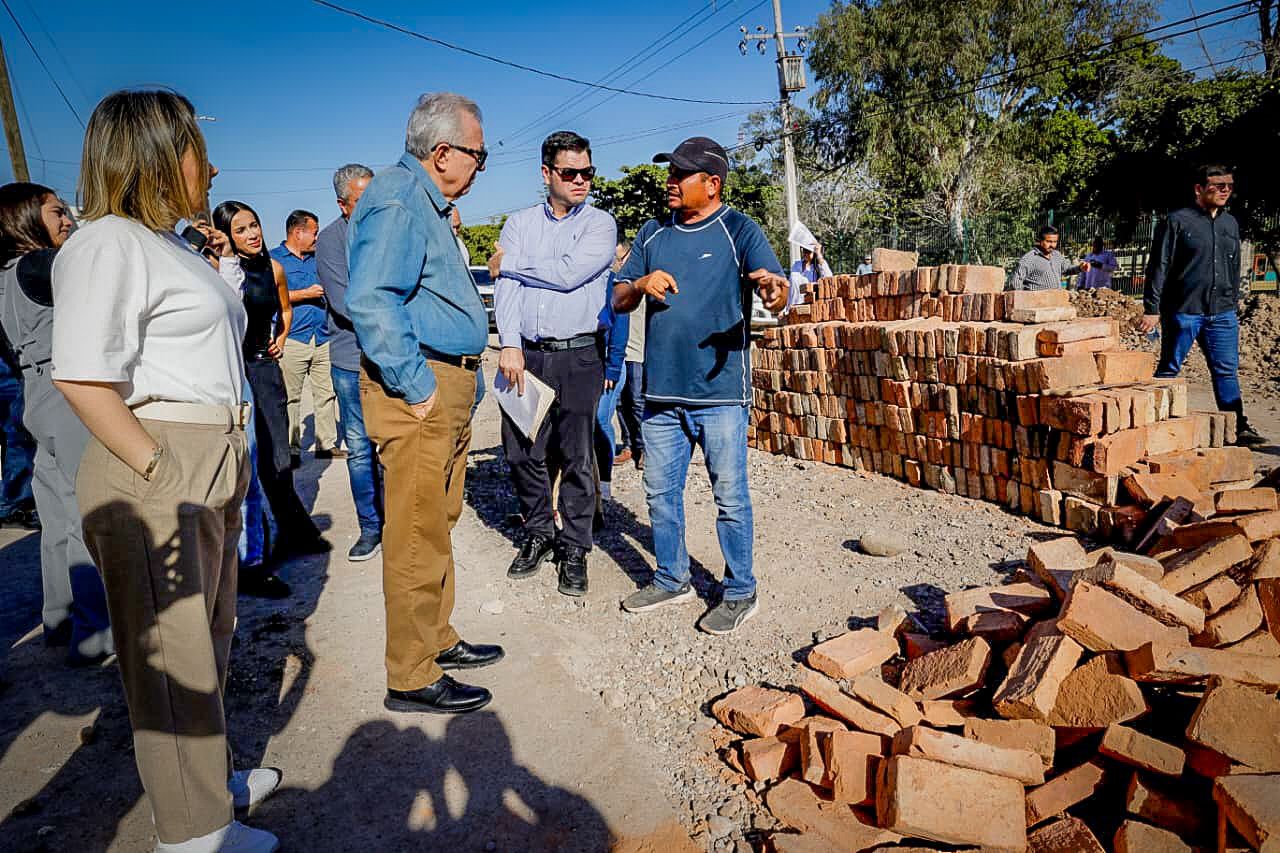 Rubén Rocha Moya en la inauguración de la pavimentación del bulevar Zacarías Ochoa