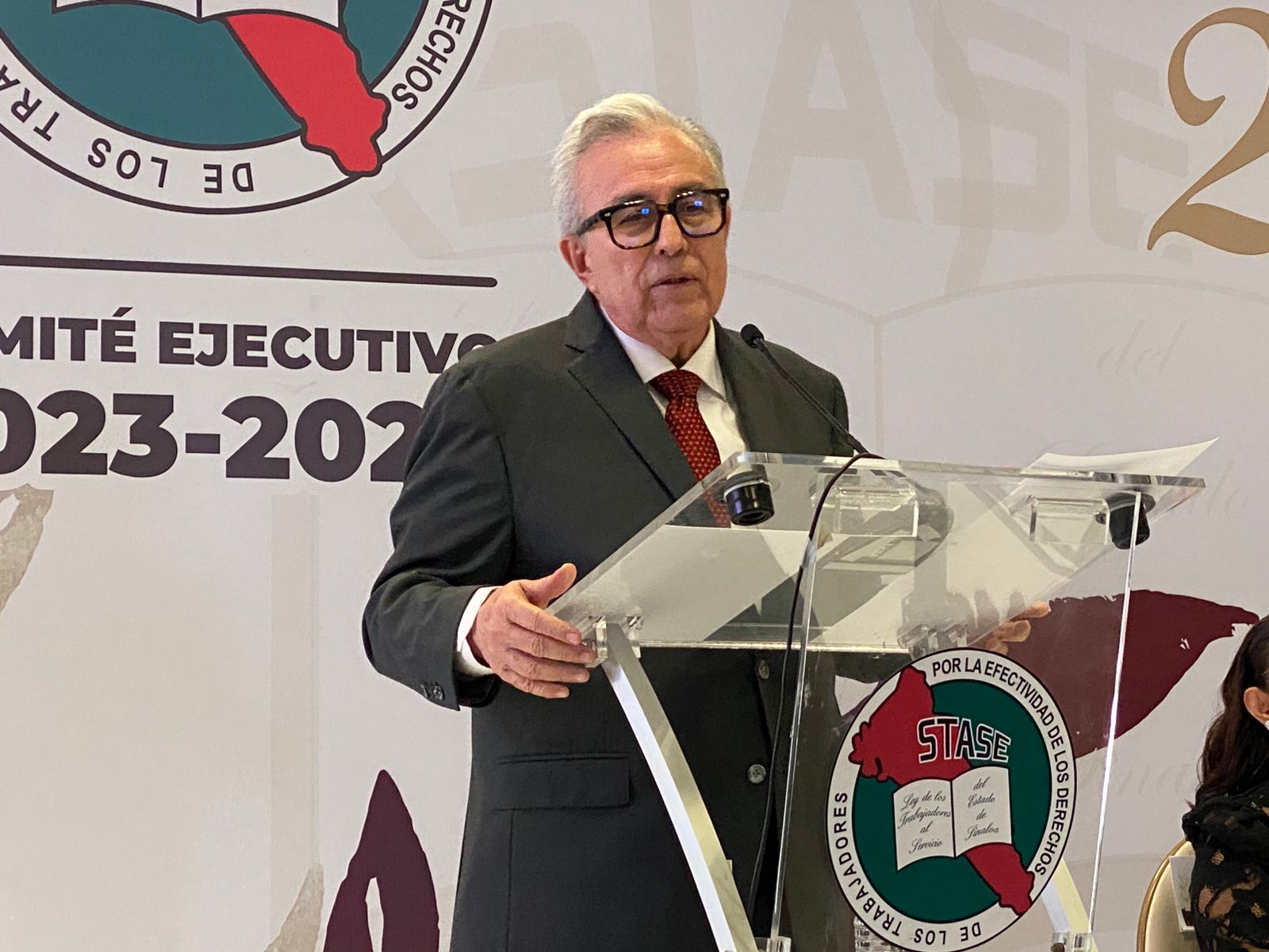 Rubén Rocha Moya reconoce a trabajadores del Stase con 20 a 40 años de servicio