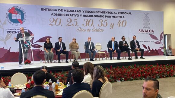 Entrega Rocha medallas y reconocimientos a 267 trabajadores del Stase con más de 25 años de trayectoria