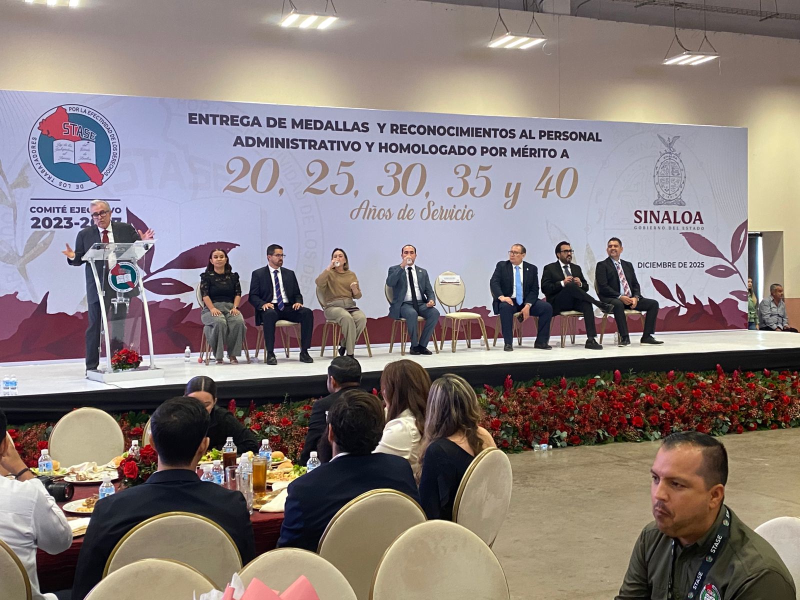 Rubén Rocha Moya reconoce a trabajadores del Stase con 20 a 40 años de servicio