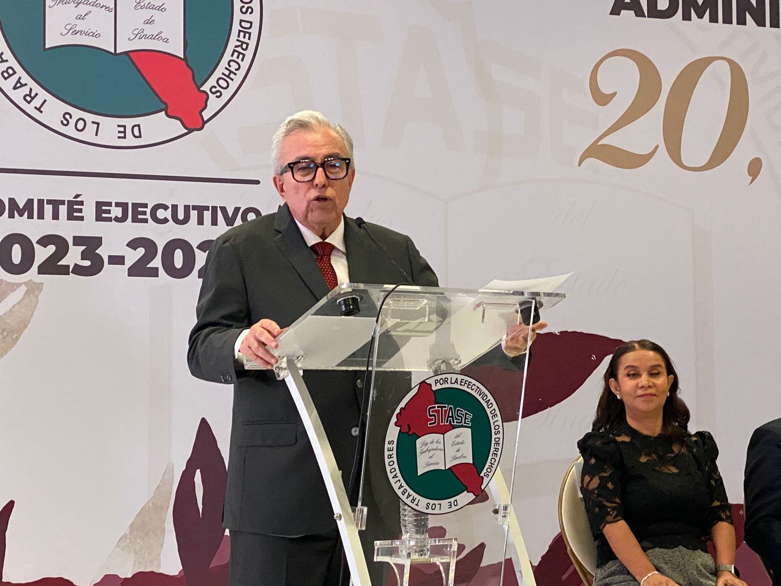 Rubén Rocha Moya reconoce a trabajadores del Stase con 20 a 40 años de servicio