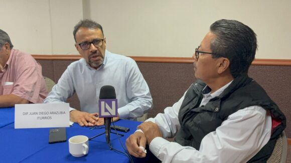 Colonos de Cirilo Mena reclaman abandono oficial; solo un diputado acude a rueda de prensa convocada para exigir servicios básicos en Los Mochis