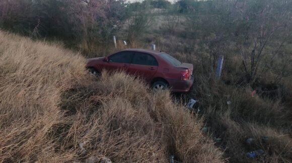 Salida de camino sobre la México 15, en Guasave, Sinaloa, deja daños materiales