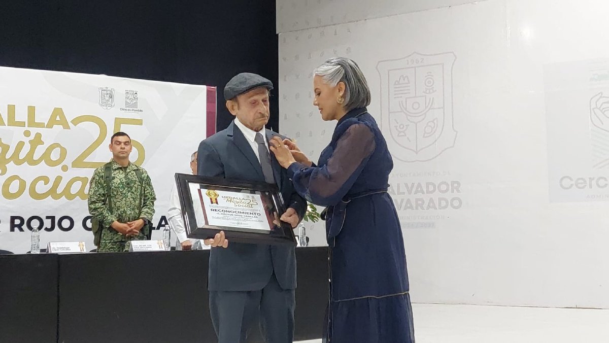 salvador alvarado reconoce 50 años de servicio de el vejigo con la medalla al merito social