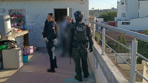 Salvan a mujer que intentaba arrojarse del tercer piso de un edificio en la Miguel Alemán, en Culiacán
