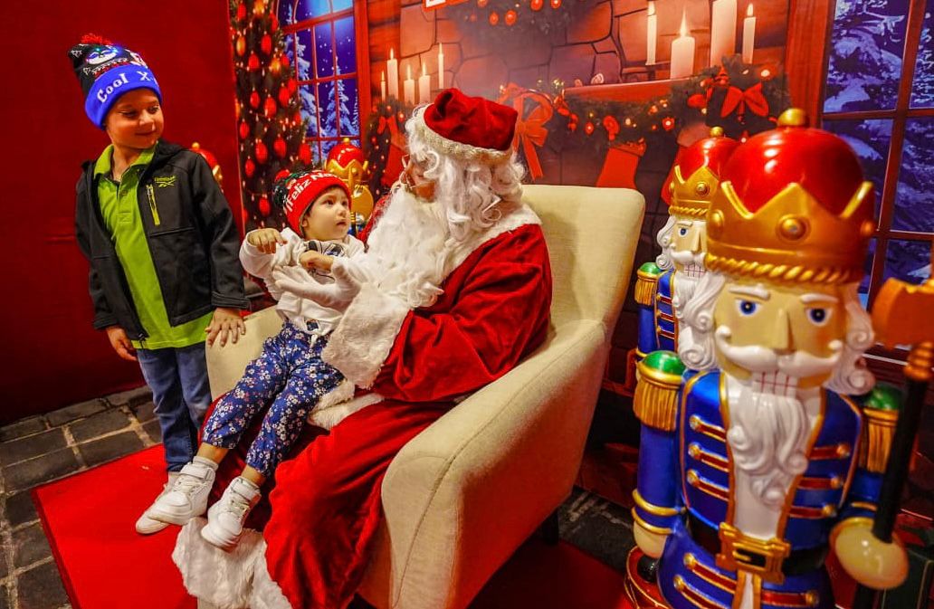 Santa Claus en la casita navideña en la Plazuela Machado de Mazatlán, Sin.