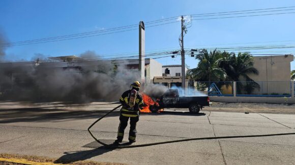 Se incendia vehículo en La Joya, Mazatlán, Sinaloa; bomberos controlan el fuego sin lesionados