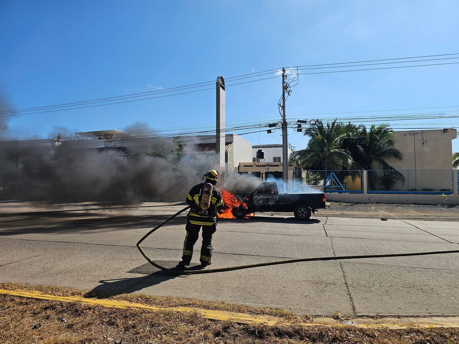 se incendia auto en mazatlan