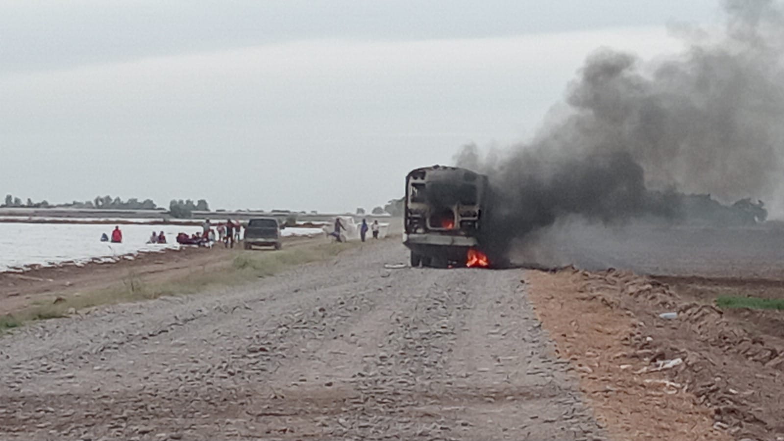 Se incendia camión de jornaleros en Guasave, Sinaloa