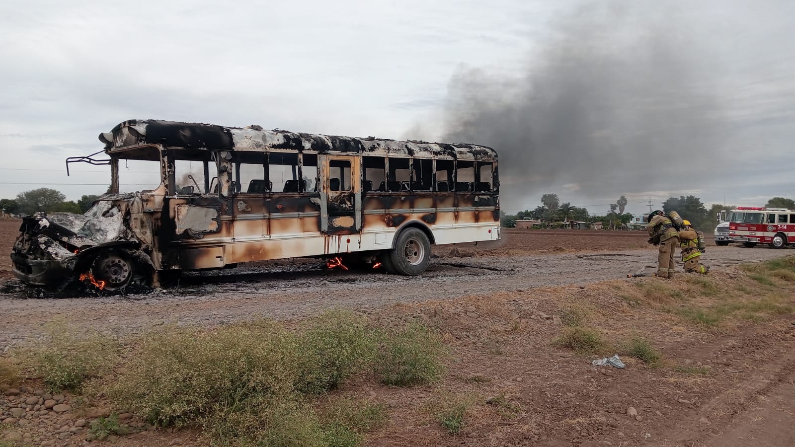 Se incendia camión de jornaleros en Guasave, Sinaloa
