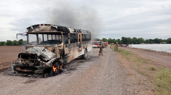 Incendio consume camión de jornaleros en Las Américas, Guasave, Sinaloa; no se reportan heridos