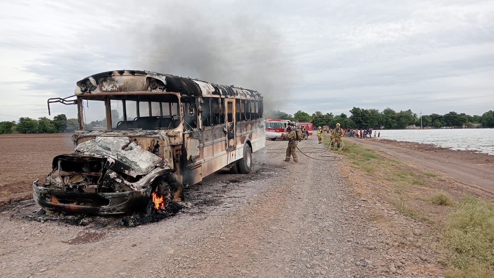 Se incendia camión de jornaleros en Guasave, Sinaloa