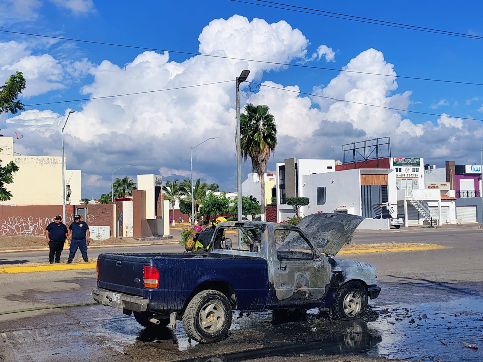 Una camioneta se incendia en avenida de Las Torres, en Mazatlán