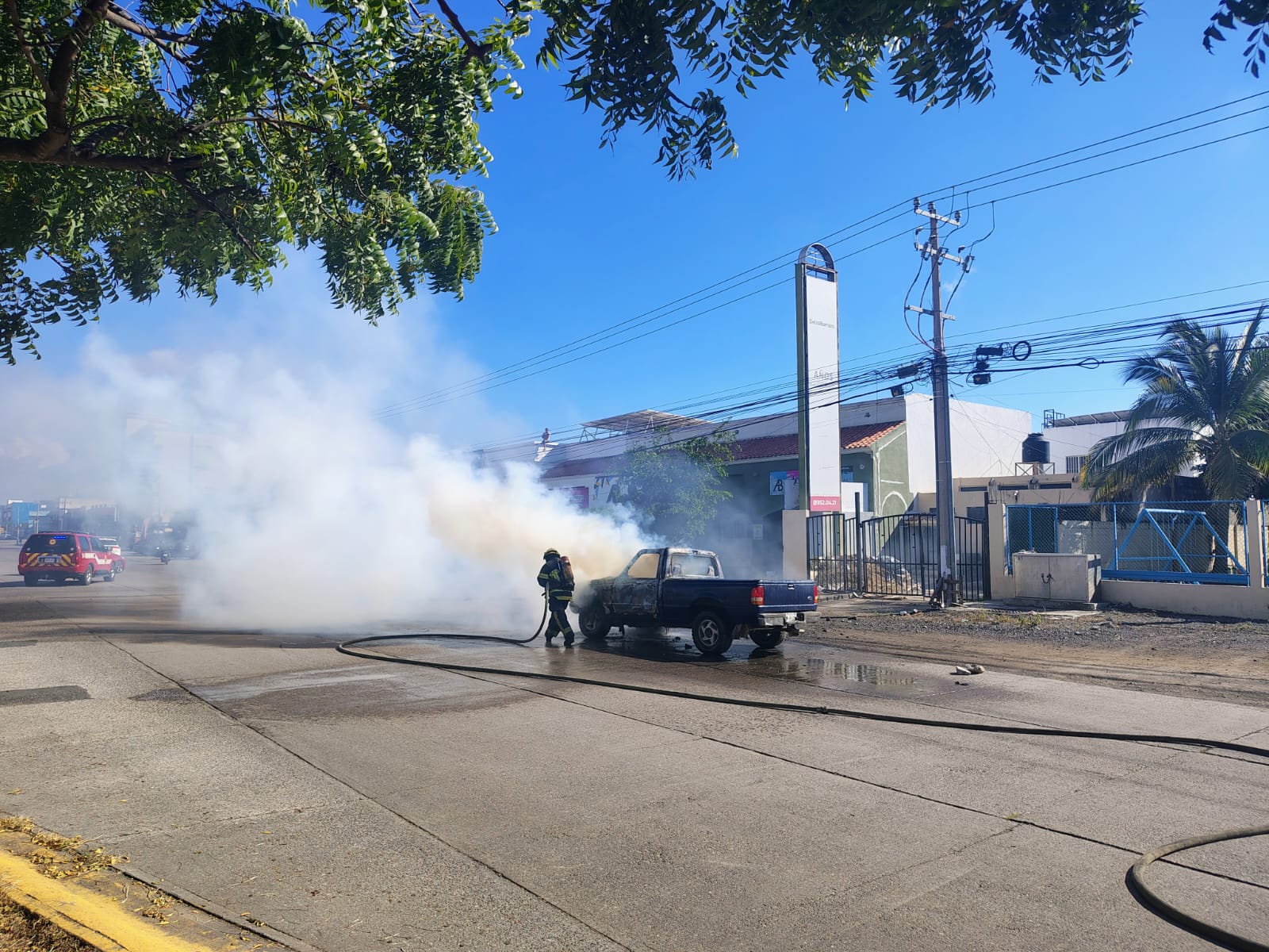 Una camioneta se incendia en avenida de Las Torres, en Mazatlán