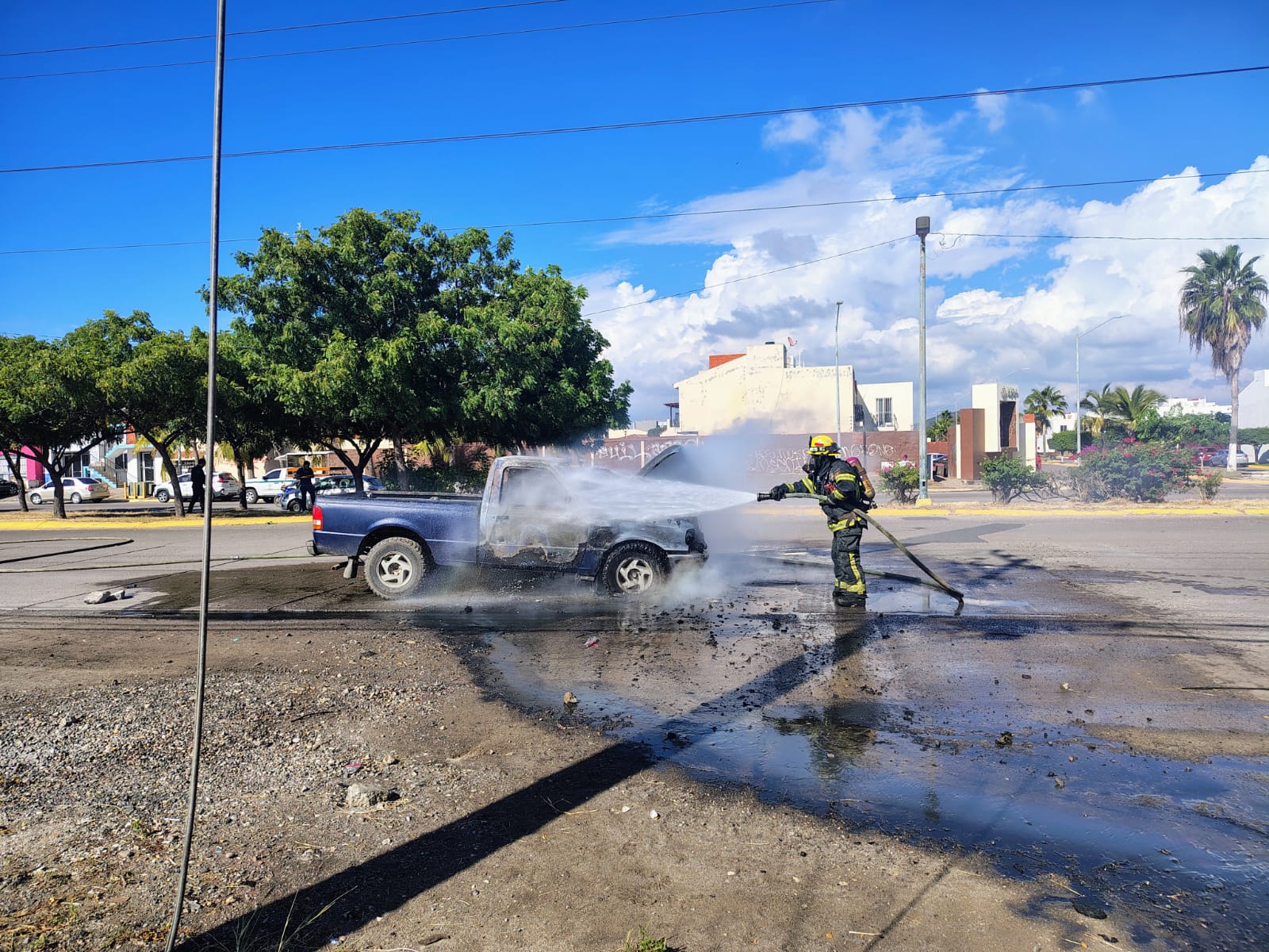 Una camioneta se incendia en avenida de Las Torres, en Mazatlán