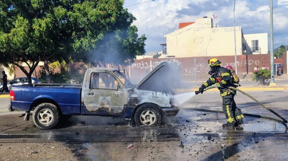 Camioneta queda reducida a chatarra tras incendio en avenida de Las Torres en Mazatlán, Sinaloa
