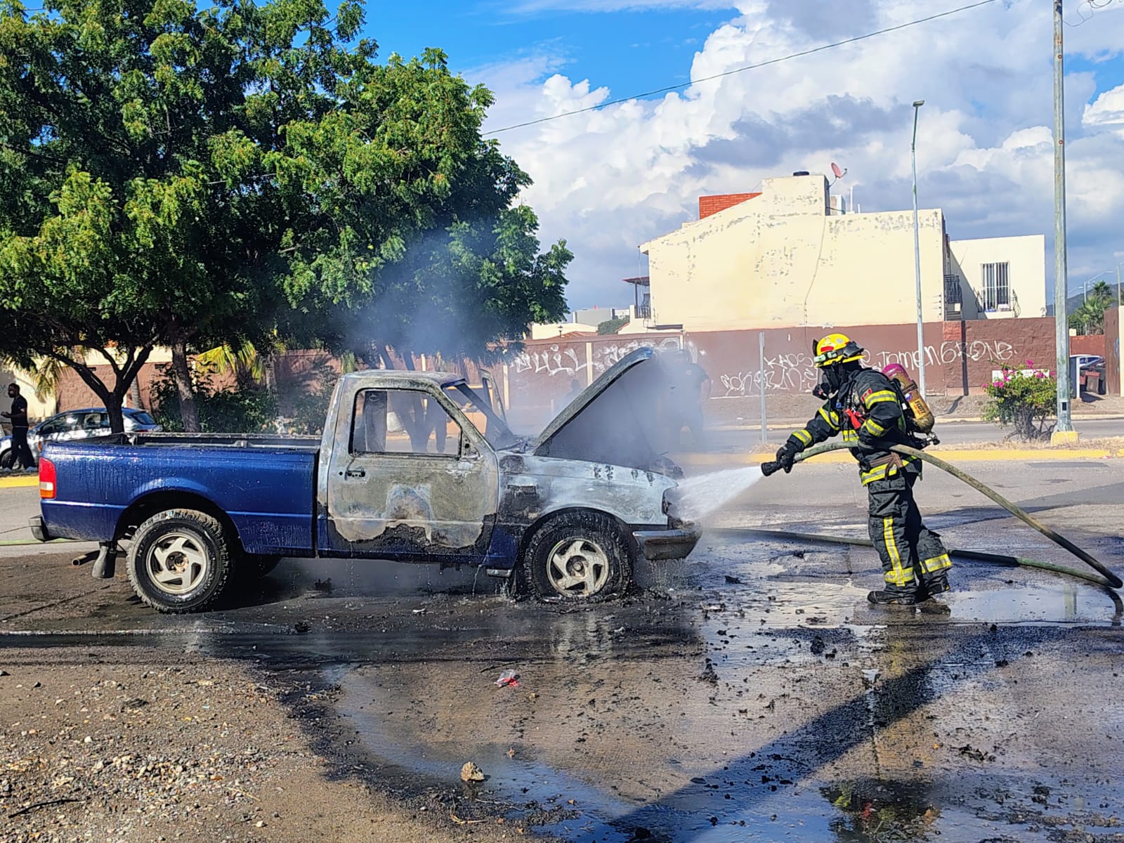 Una camioneta se incendia en avenida de Las Torres, en Mazatlán