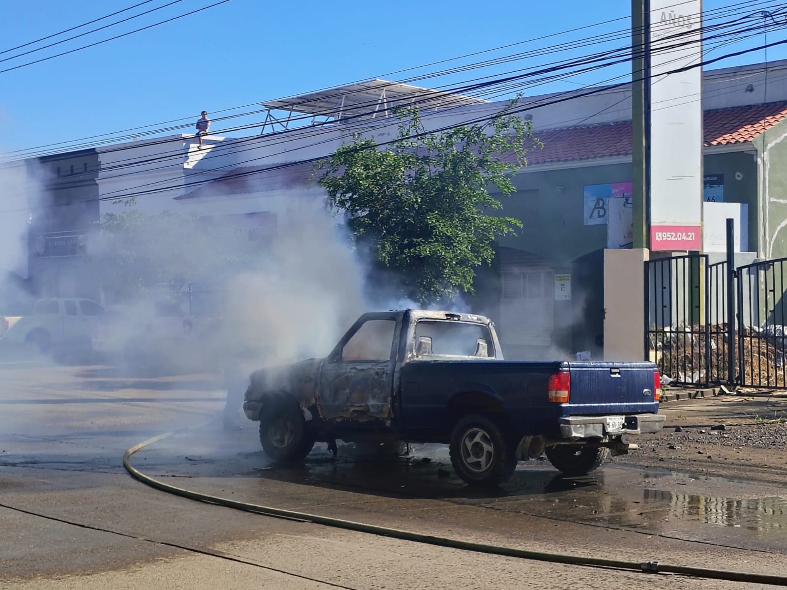 Una camioneta se incendia en avenida de Las Torres, en Mazatlán