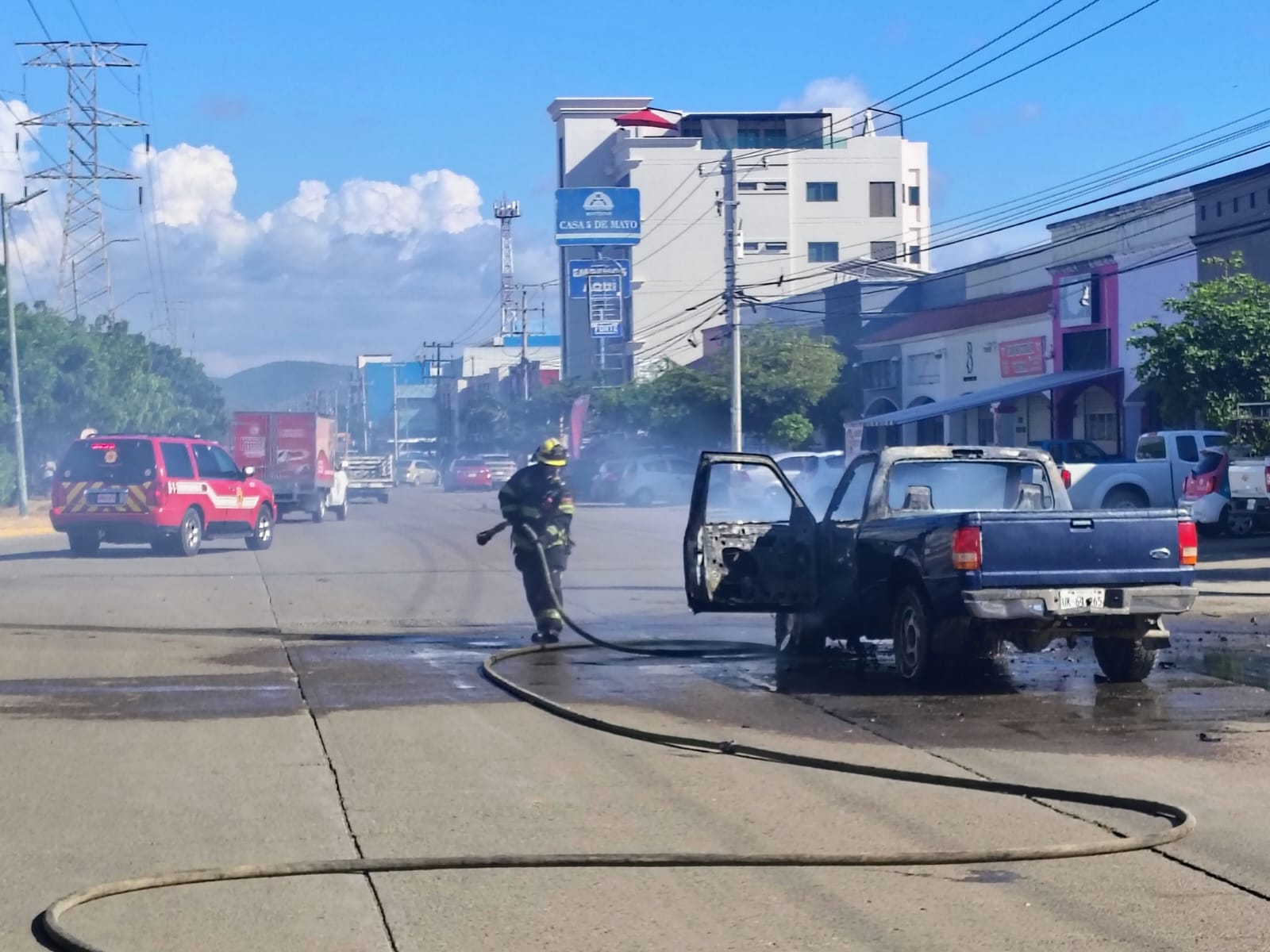 Una camioneta se incendia en avenida de Las Torres, en Mazatlán