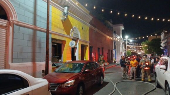 Arde taquería en Centro de Mazatlán, Sinaloa; hay una lesionado, se descarta explosión por gas