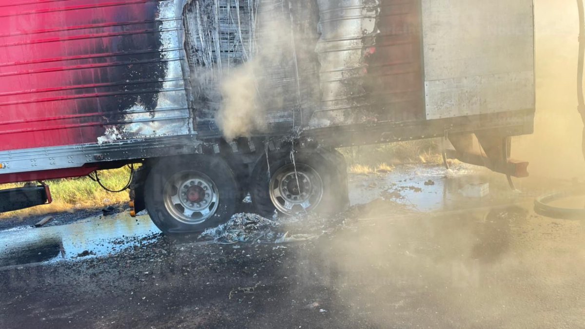 se incendia trailer en juan jose rios fuego