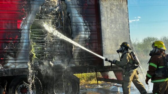 ¡Se asaron las cebollas! Tráiler se incendia sobre la carretera México 15 en Juan José Ríos, Sinaloa