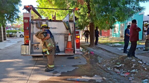 Se incendia vivienda en el fraccionamiento Urbi Villa del Rey, en Los Mochis, Sinaloa