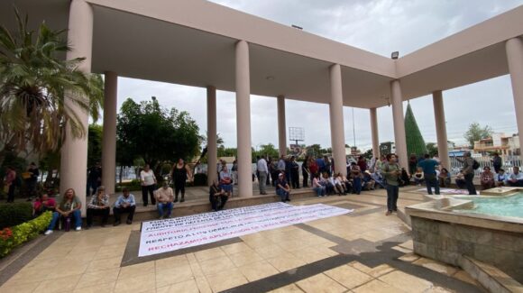 Jubilados de la UAS bloquean el Pedro Infante, en Culiacán, Sinaloa; exigen pago de aguinaldo