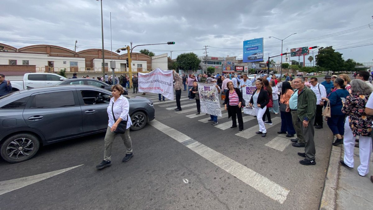 se manifiestan jubilados de la uas en congreso de sinaloa marcha